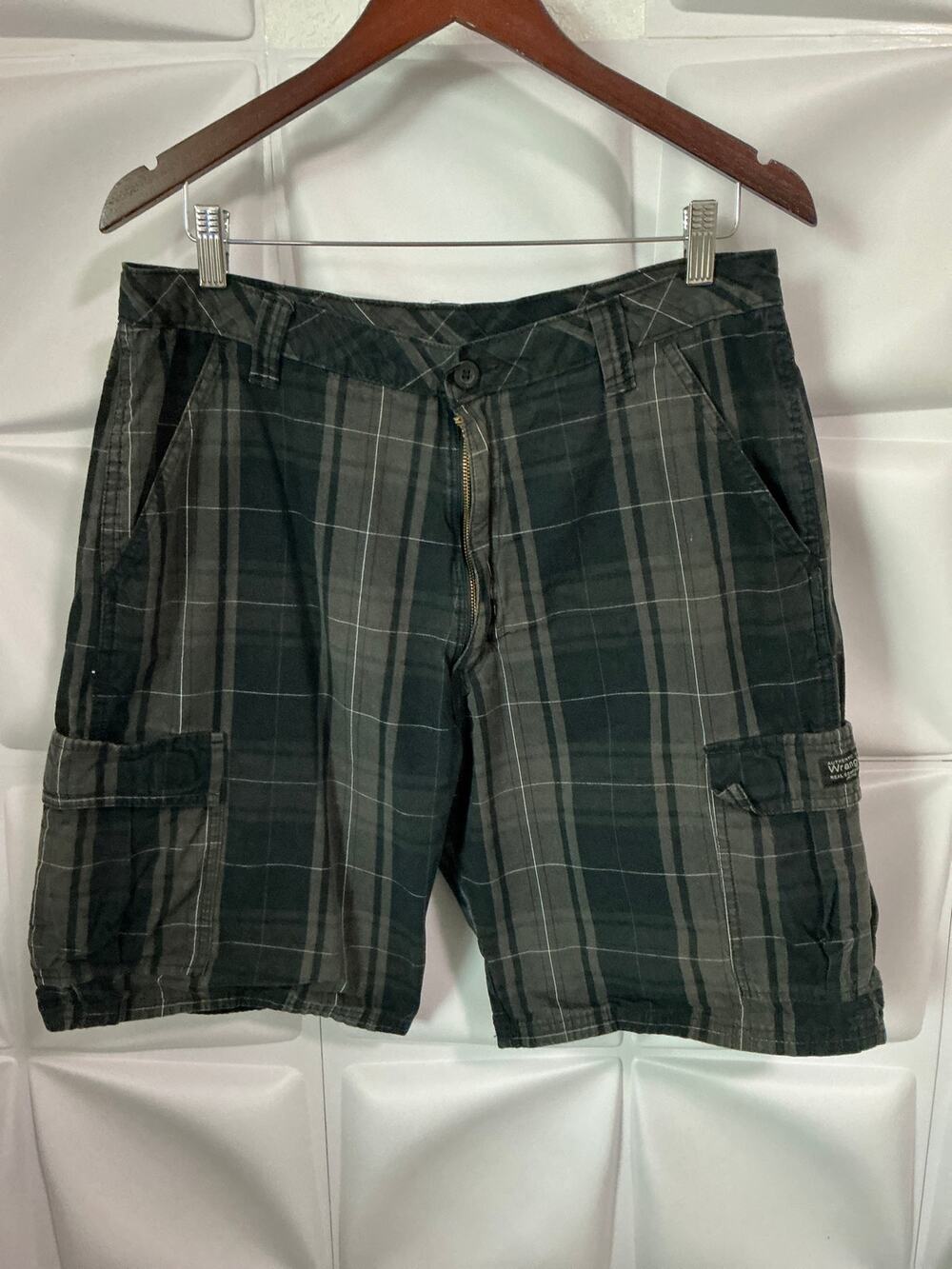 Wrangler Black Gray Plaid Relaxed Fit Flat Front Cargo Shorts Men's Size 34